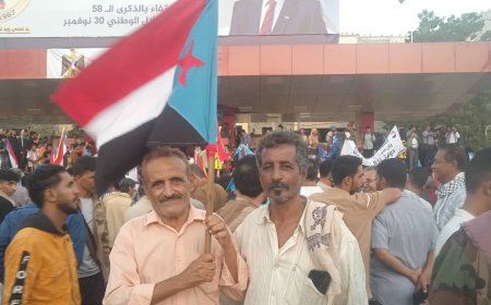 رئيس تحرير صحيفة "الناقد برس" يشارك المعتصمين بساحة العروض بخور مكسر تأييداً لمطالبهم الوطنية