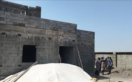 مدير عام ذو باب المندب يطلع على سير الأعمال الإنشانية في مشروع بناء مرفق 22 مايو الصحي في البحصة