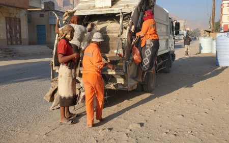 وحدة النظافة والتحسين بمديرية القطن تنفذ نشاطها اليومي في تنظيف شوارع المديرية