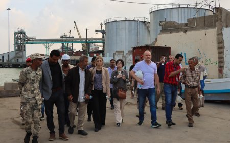 وفد من البنك الدولي يتفقد مركز الأنزال السمكي الدوكيارد في العاصمة عدن