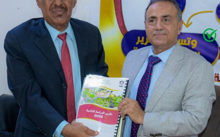 كلية اللغات تسلم رئيس جامعة عدن تقرير الدراسة الذاتية وتستكمل متطلبات الاعتماد الأكاديمي