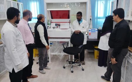 مدير عام الرعاية الصحية الأولية بمحافظة المهرة يزور مستشفى السلطان قابوس بمديرية شحن