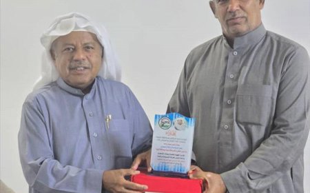 لجنة الحكام بشبوة تكرم الشيخ ناصر باحله تقديراً لدعمه المتواصل للحركة الرياضية والشبابية