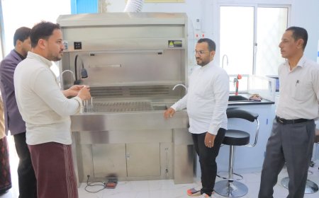 العمودي يطلع على سير العمل بمختبر فحص الانسجة بالمركز الوطني لعلاج الأورام بسيئون