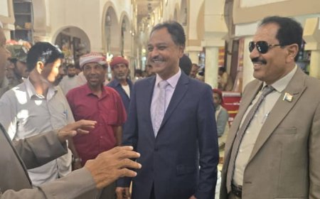 باعوم يتفقد أسواق سيئون ويطمئن على عودة الحياة الطبيعية بعد تحرر الوادي