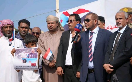 محافظ سقطرى يشهد اعتصامًا جماهيريًا مفتوحًا بحديبو للمطالبة بإعلان دولة الجنوب العربي