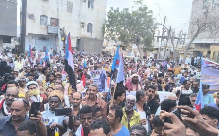 احتشاد جماهيري واسع في ساحة اعتصام الحوطة يطالب بإعلان استقلال الجنوب