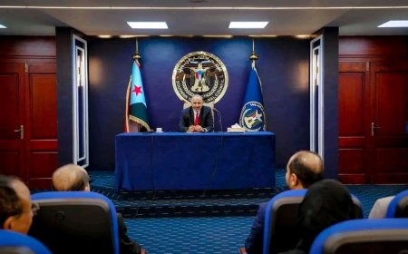 الرئيس الزُبيدي يعقد اجتماعًا موسعًا بقيادات المجلس الانتقالي الجنوبي