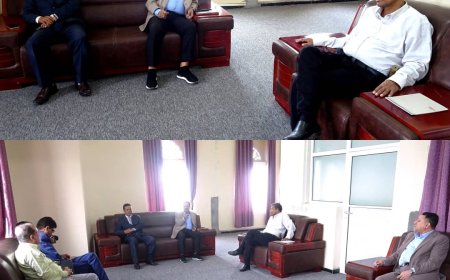 محافظ أبين وفريق التوجيه والرقابة يناقشون مع مدير عام مصلحة الضرائب آليات تحسين التحصيل وتنفيذ خطة الإصلاحات