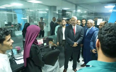 الرئيس الزُبيدي يتفقد سير العمل بقطاع الإذاعة والتلفزيون الجنوبي
