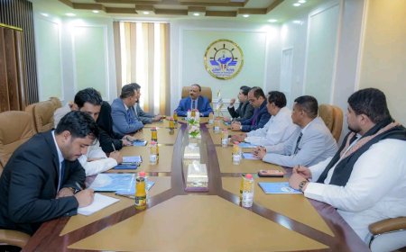 وزير النقل يناقش مع قيادة المهرة سبل تطوير قطاعات النقل ويؤكد أولوية دعم المشاريع الاستراتيجية بالمحافظة