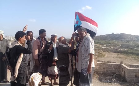 رفع علم الجنوب العربي على مبنى الأمن العام لودر