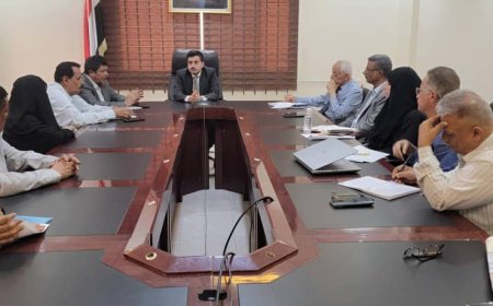 نائب وزير المياه والبيئة يناقش مع أمين عام محلي المهرة أوضاع قطاع المياه والبيئة في المحافظة