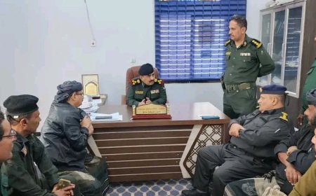 مدير عام شرطة شبوة يتفقد إدارة شرطة عتق ويشدد على أهمية الالتزام والانضباط الأمني
