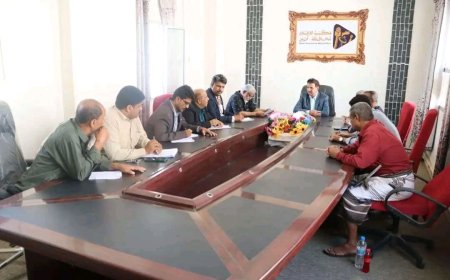 فريق التوجيه والرقابة الرئاسي يلتقي قيادة الغرفة التجارية ومكتب الصناعة والتجارة في أبين