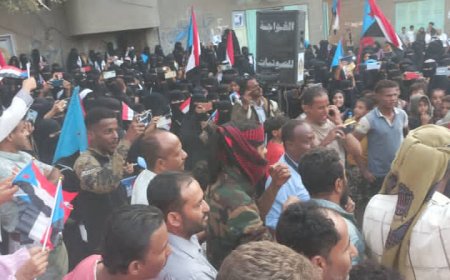 انتقالي لحج يقيم فعالية  ومسيرة جماهيرية كبرى، بحضور فريق التوجيه والرقابة الرئاسي