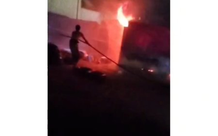 الدفاع المدني ينجح في إخماد حريق بمنزل أحد المواطنين في مدينة عتق دون تسجيل إصابات