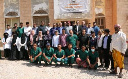 وزير الصحة ومحافظ سقطرى يتفقدان عدداً من المرافق الصحية في مديريتي قلنسية وحديبوه