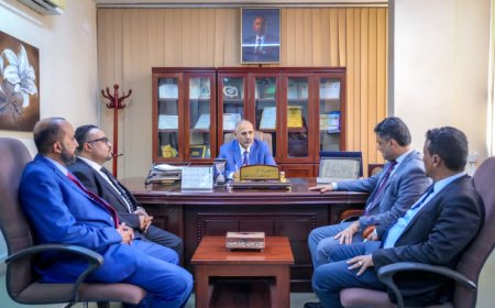 الرئيس  القائد عيدروس الزُبيدي يتفقد سير العمل بوزارة الإعلام والثقافة والسياحة