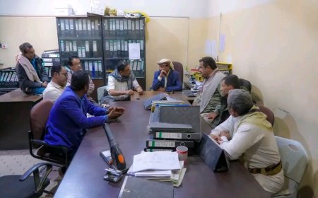 المحافظ بن الوزير يتفقد مؤسسة الكهرباء ويؤكد: تحسين الخدمات وتعزيز الاستقرار أولوية العمل في شبوة