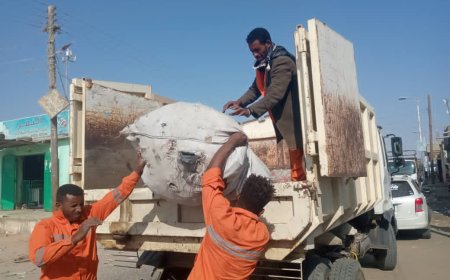 صندوق النظافة والتحسين بأحور ينفذ حملة لإزالة القمامة في الشارع العام وسوق النساء