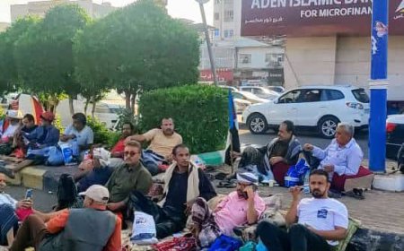 الحروري يزور المعتصمين في ساحة العروض في مديرية خور مكسر