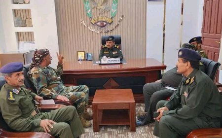 مدير عام شرطة شبوة يناقش مستجدات الحالة الأمنية مع قائد اللواء الثاني مشاه بحري