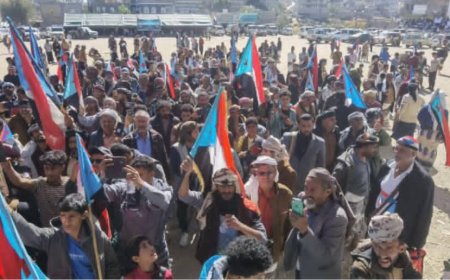 آلاف من أبناء رباعيات يافع يحتشدون في ساحة السلام بلبعوس احتفالًا بالنصر  والمطالبة لإعلان دولة الجنوب العربي