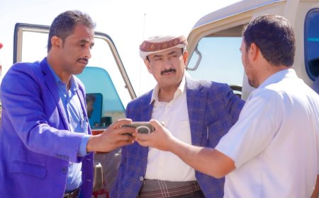 محافظ شبوة يعلن المضي في إنجاز المدخل الغربي لعتق ويحدد 2026 عامًا لمشاريع الطرق الكبرى بدعم الإمارات