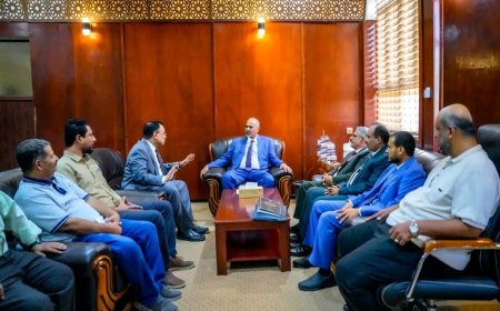 الرئيس القائد عيدروس الزُبيدي يتفقد سير العمل بديوان عام وزارة الزراعة والري والثروة السمكية وقطاعاتها