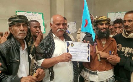 في يومه السادس على التوالي.. مخيم الاعتصام المفتوح لأبناء المنطقة الوسطى يشهد فعالية تكريمية للمناضل المعاق "الخضر القاضي"