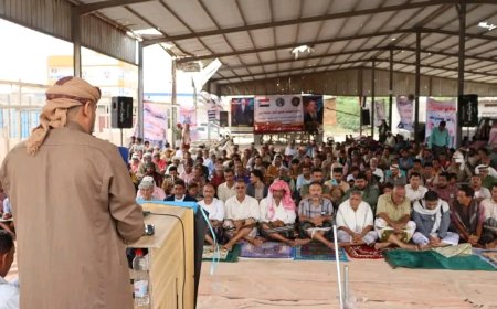 أبناء أبين يؤدّون صلاة الجمعة في ساحة الاعتصام تأكيدًا على ثباتهم وتمسّكهم بإعلان دولتهم