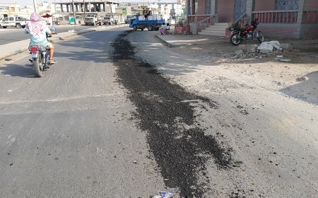 أشغال الشحر تزيل مخلفات أسفلت من الشارع الرئيسي وتحذر من الحمولة الزائدة