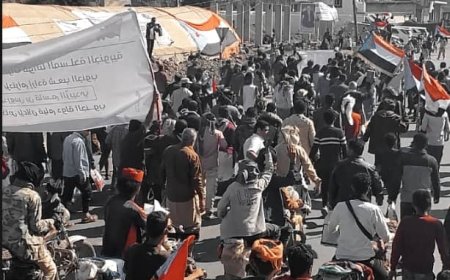 الآلاف من أبناء الأزارق يحتشدون في مخيم الاعتصام بالضالع تأكيدًا على استعادة الدولة الجنوبية