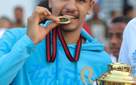 الشاب يوسف مروان بطلا لبطولة عدن  للسباحة في المياه المفتوحة 13