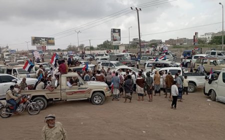 موكب جماهيري حاشد لأبناء الصبيحة يتجه إلى ساحة العروض تأكيدا لدعم القيادة السياسية