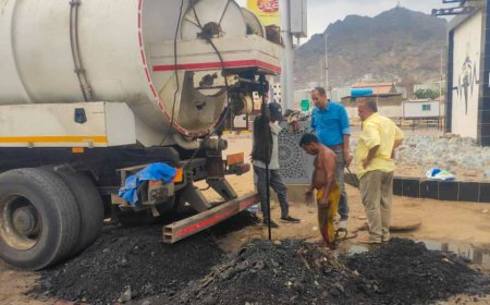 باخبيرة ينفذ نزولًا مُفاجئًا للاطلاع على أعمال تصفية شبكات الصرف الصحي في جولة حجيف بالمعلا