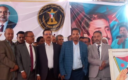 في تجسيد لوحدة الصف الجنوبي: محافظ أبين ينضم إلى مخيم الاعتصام في أبين