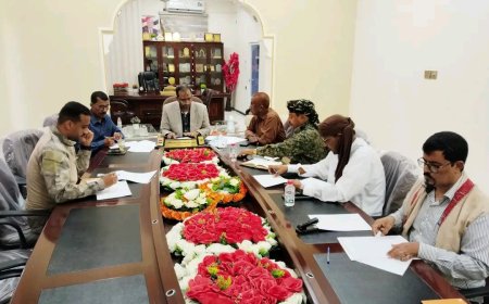 وكيل أول محافظة المهرة يترأس اجتماع لجنة إدارة الأزمات والكوارث لتعزيز الشراكة مع برنامج الأمم المتحدة الإنمائي