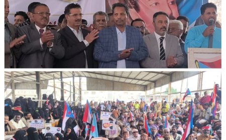 في مشهد أعاد إلى الأذهان تاريخ مدينة زنجبار النضالي.. السلطات المحلية بأبين تلتحم بالحشود المطالبة بإستعادة الدولة الجنوبية في مخيم الأعتصام المفتوح بمدينة زنجبار