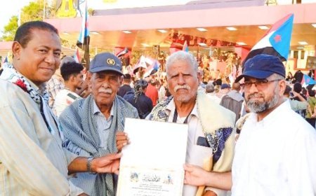 الشيخ النقيب يكرم المناضل العميد فيصل الجعري تقديرا للدور النضالي  ومايقدمه من جهد في خدمة قضايا شعب الجنوب