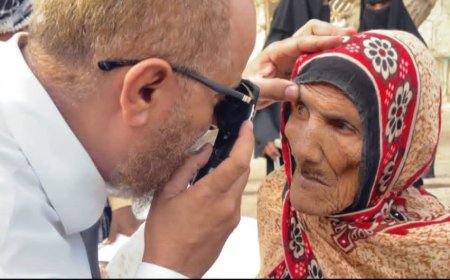 أكثر من 200 حالة في يوم واحد.. انطلاق المخيم الطبي المجاني لطب وجراحة العيون في خنفر بأبين