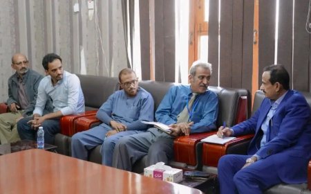 المحافظ بن الوزير يطلع على مستوى الخدمات الطبية بمستشفى شبوة ويشدد على رفع الأداء وتحسين جودة الخدمات