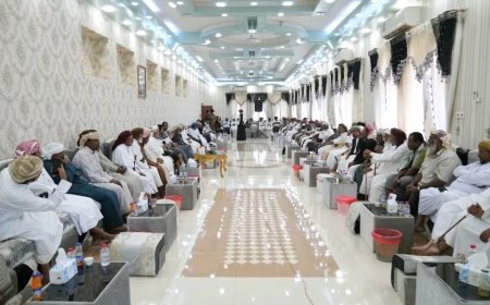 محافظ المهرة بن ياسر يعقد لقاءً تشاوريًا مع الشيوخ والأعيان لتعزيز التهدئة والحفاظ على الاستقرار