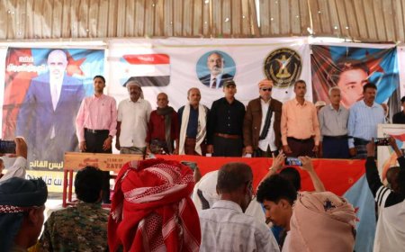 توافد شخصيات اجتماعية وقبلية بارزة إلى مخيم الاعتصام المفتوح في مدينة زنجبار