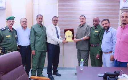 مدير أمن العاصمة عدن يكرّم المدير العام لمؤسسة مطابع الكتاب المدرسي تقديرًا لجهوده في طباعة السجلات الأمنية