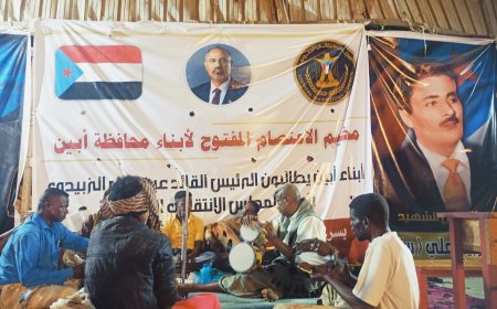 محاضرة سياسية وسهرة فنية تُلهبان الأجواء في مخيم الاعتصام بزنجبار