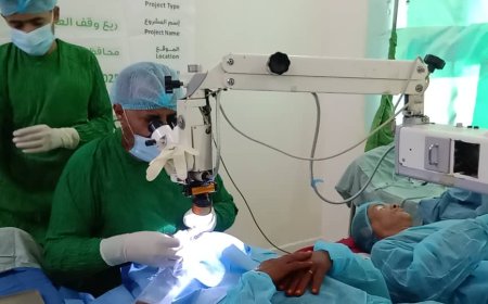 محافظ أبين ومدير عام الصحة يدشنان عمليات سحب المياه البيضاء وزراعة العدسات في مخيم طبي مجاني بباتيس