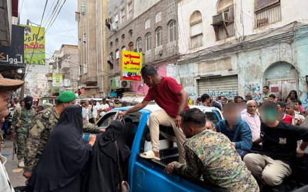 نيابة الصناعة والتجارة تنفّذ حكمًا قضائيًا بتفتيش وجرد صيدلية مخالفة في عدن