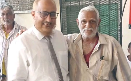 معلم يجري عملية جراحية في العيون على يد أحد تلاميذه بمحافظة أبين